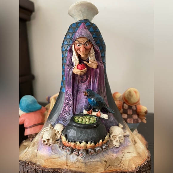 Jim Shore Disney Traditions Snow White- carved by heart - Picture 3 of 9